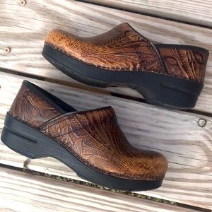 Dansko Beautiful Brown Leather Clogs 37 (7 - 7.5)